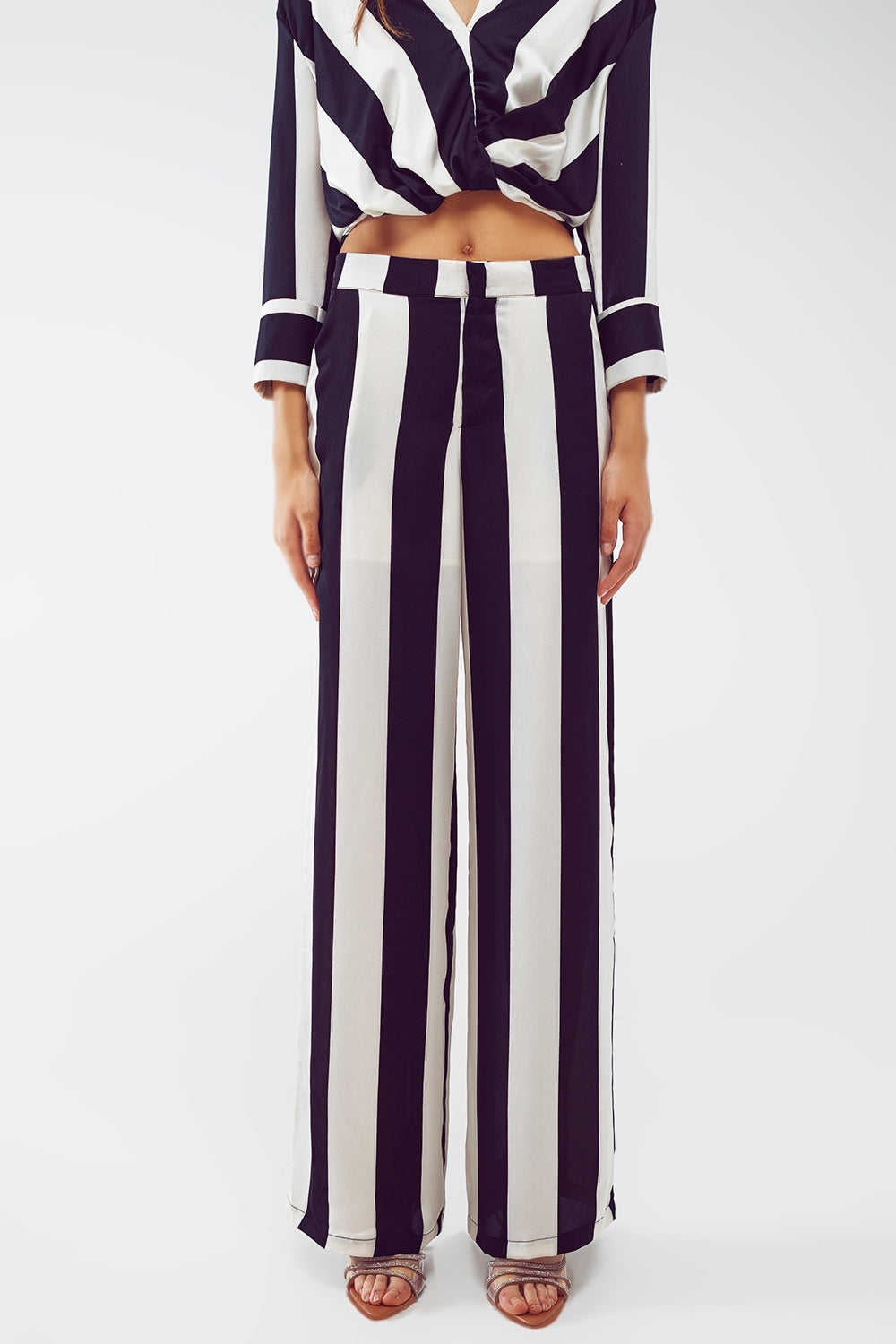Pantalons droits motif rayé et coupe décontractée en noir et blanc.