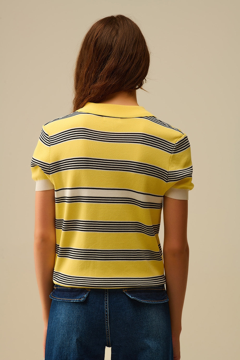 Polo boutonné à rayures jaunes
