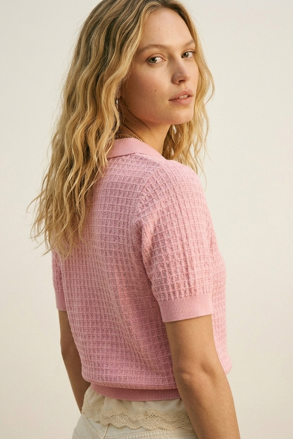 Polo boutonné en maille gaufrée rose à manches courtes