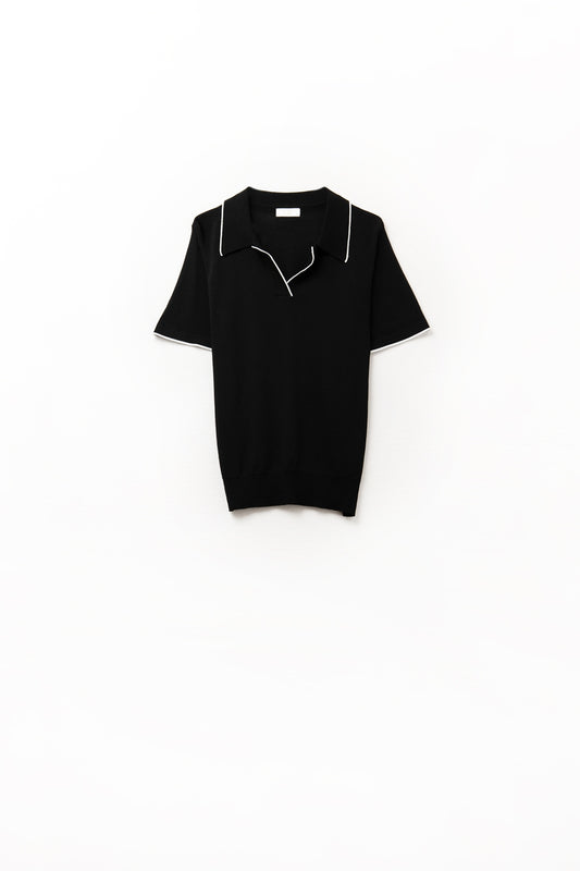 Q2 Polo en tricot noir avec détails contrastés en blanc