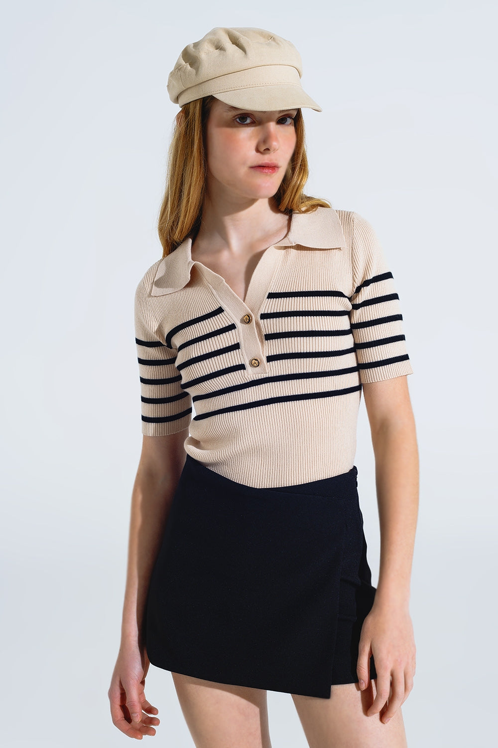 Polo rayé à boutons en beige