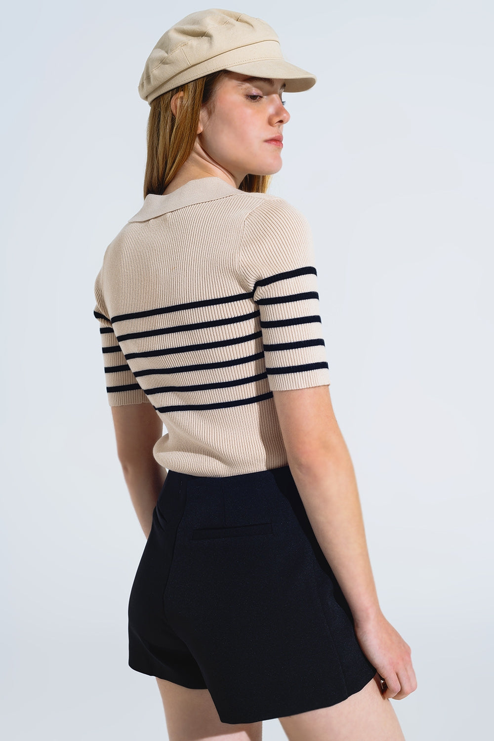 Polo rayé à boutons en beige
