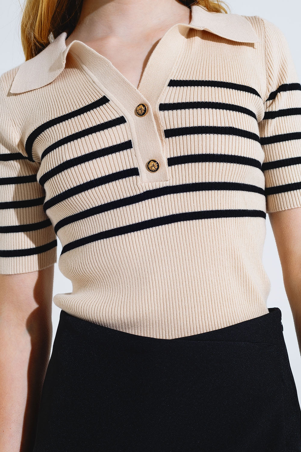 Polo rayé à boutons en beige