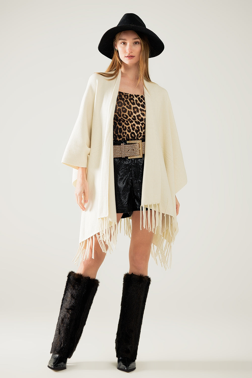 Poncho en tricot doux beige avec franges