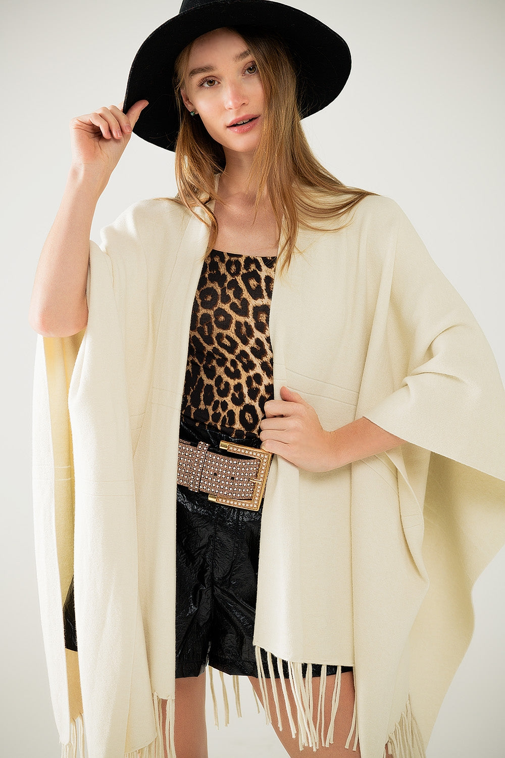 Poncho en tricot doux beige avec franges