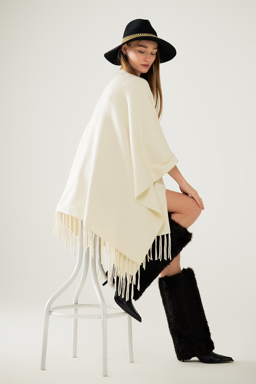 Q2 Poncho en tricot doux beige avec franges