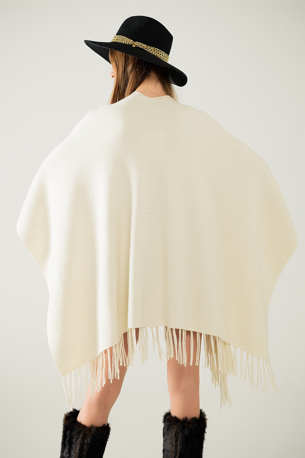 Poncho en tricot doux beige avec franges