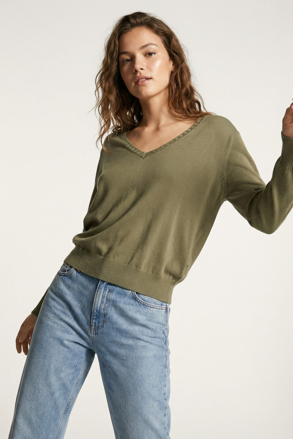 Pull à col en V en maille fine avec encolure décorative en couleur kaki