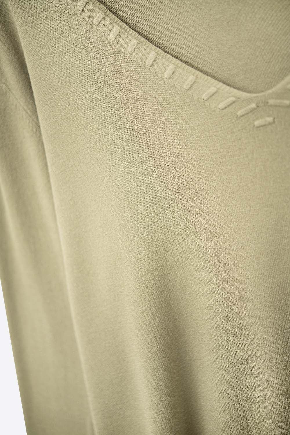 Pull à col en V en maille fine avec encolure décorative en couleur kaki