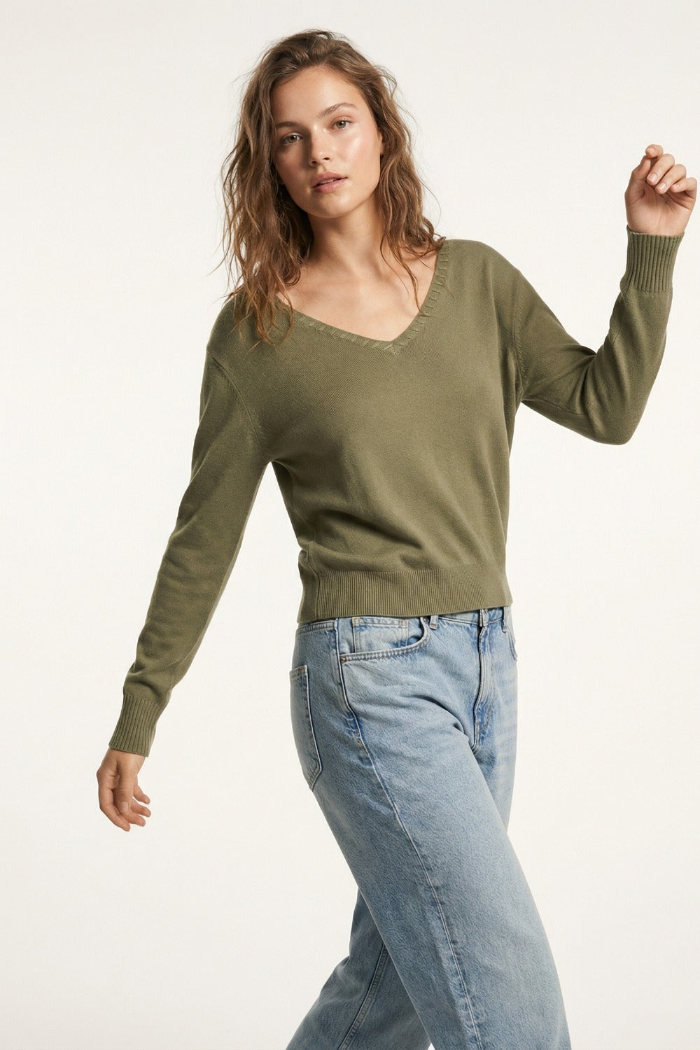 Pull à col en V en maille fine avec encolure décorative en couleur kaki