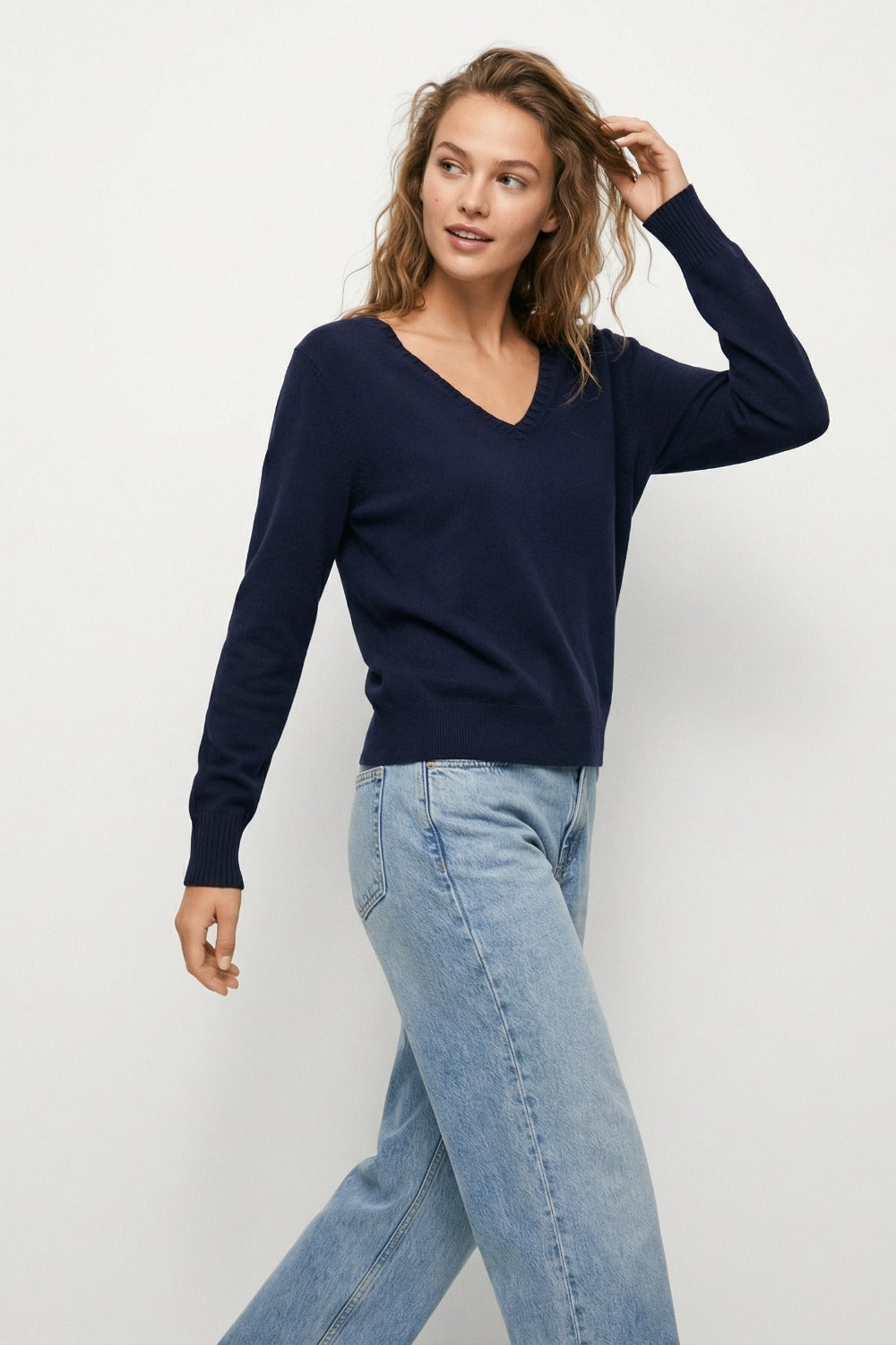 Pull à col en V en maille fine avec encolure décorative en couleur marine