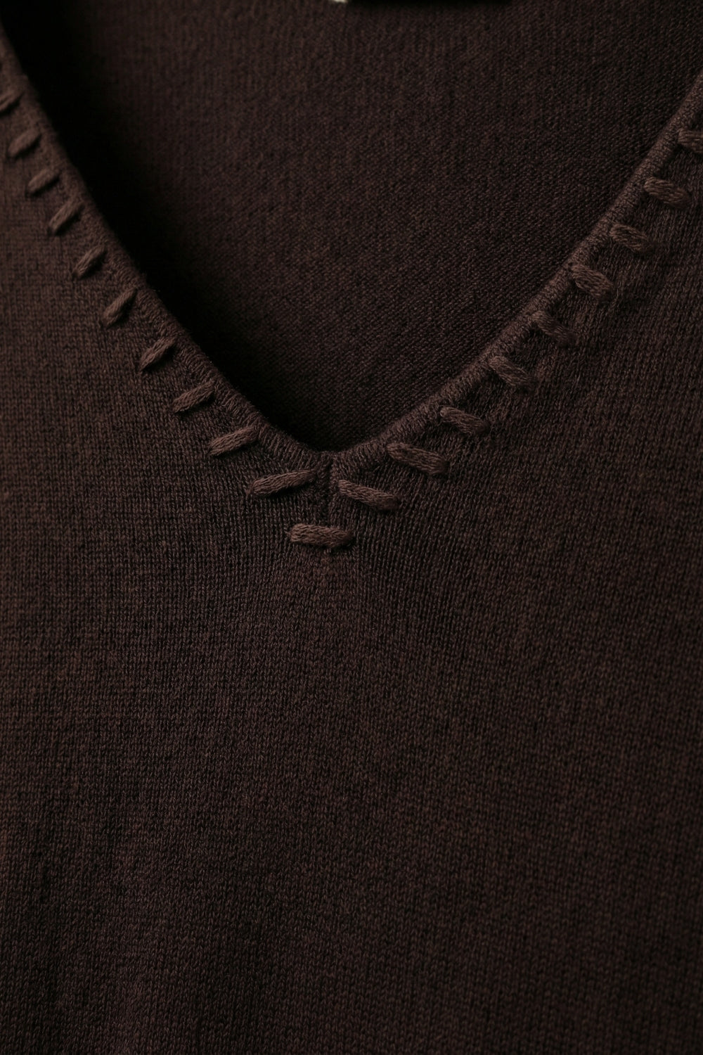 Pull à col en V en tricot fin avec détails décoratifs à l'encolure en couleur marron