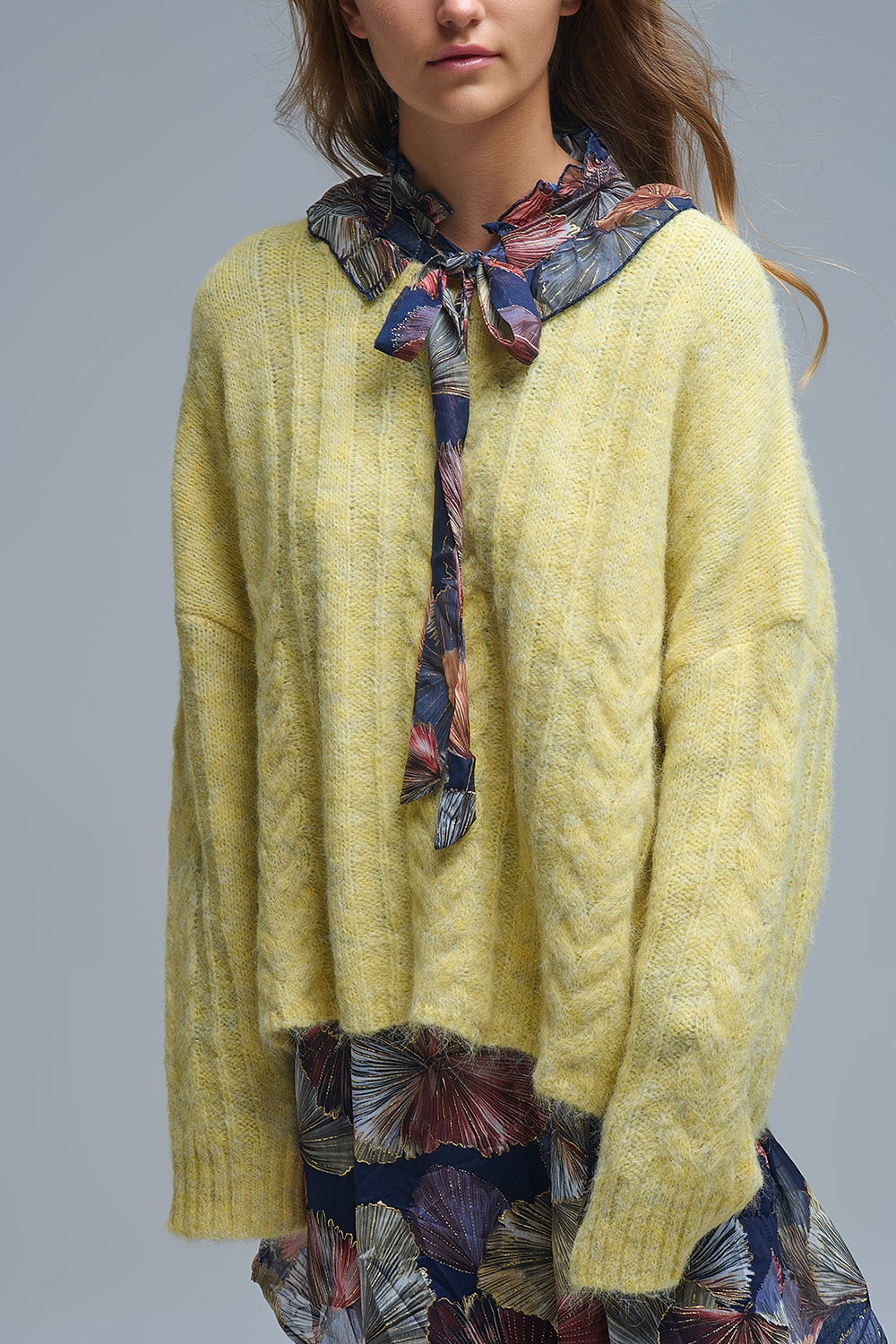 Pull à col ras du cou en maille fine câblée jaune