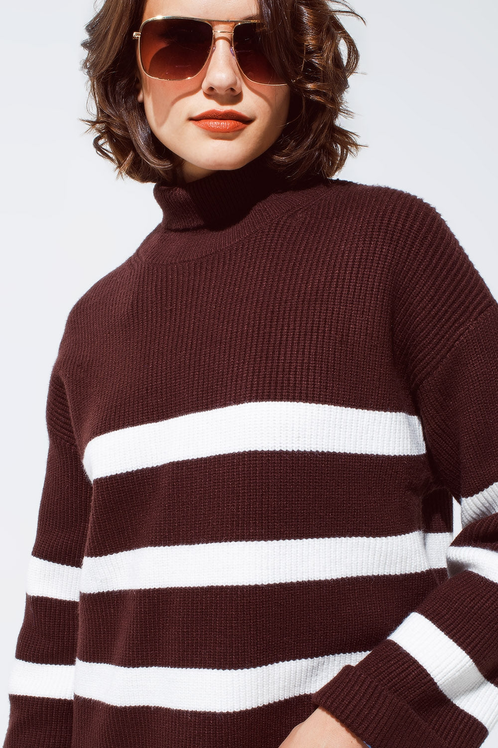 Pull à col roulé à rayures blanches marron chocolaté