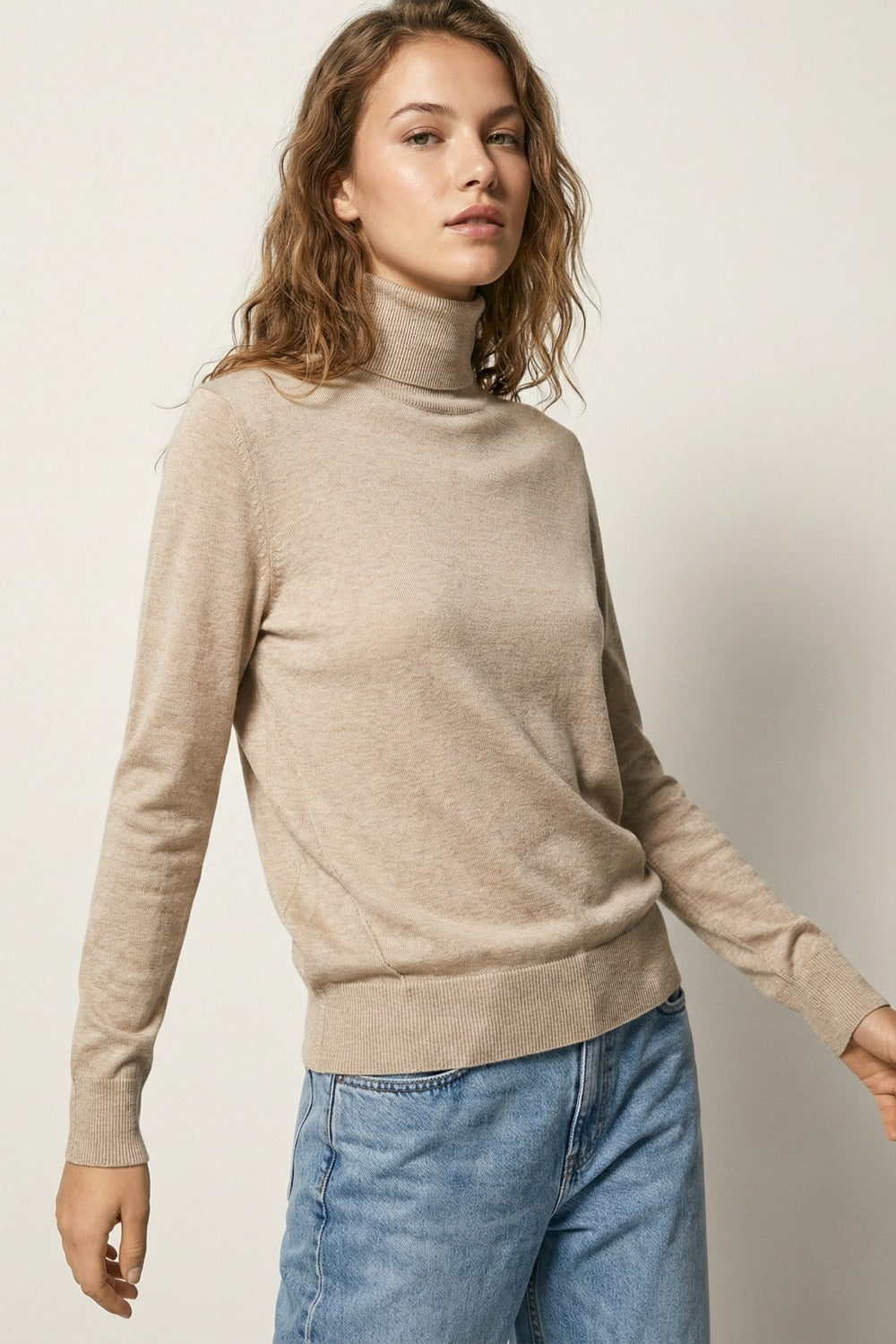 Pull à col roulé beige en maille fine de laine mérinos