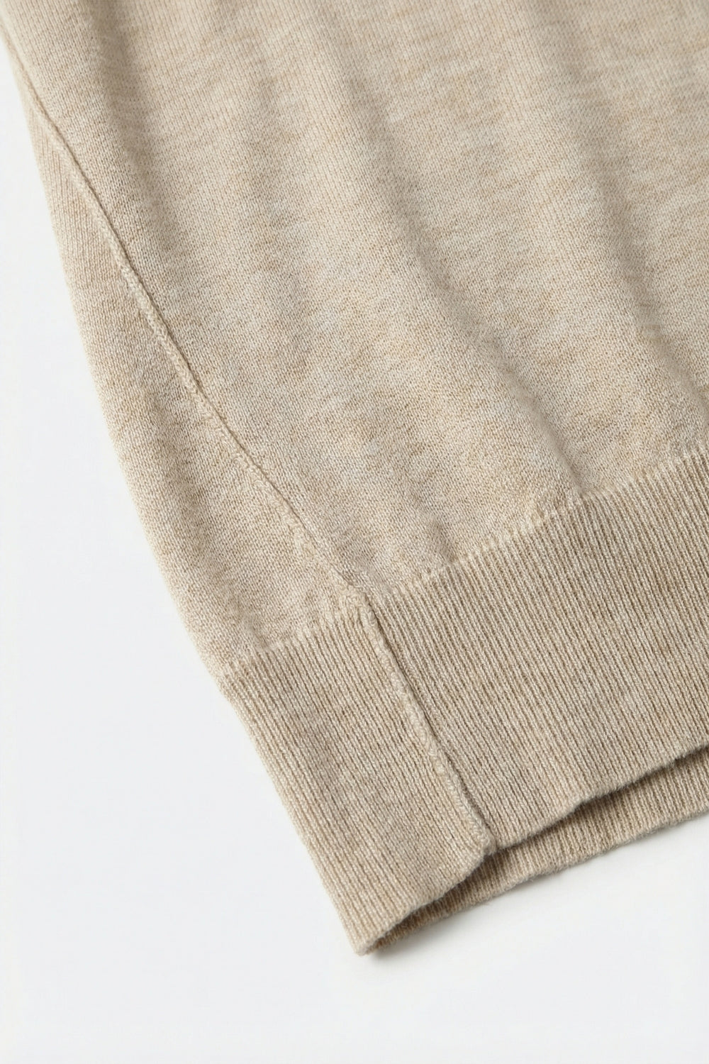 Pull à col roulé beige en maille fine de laine mérinos