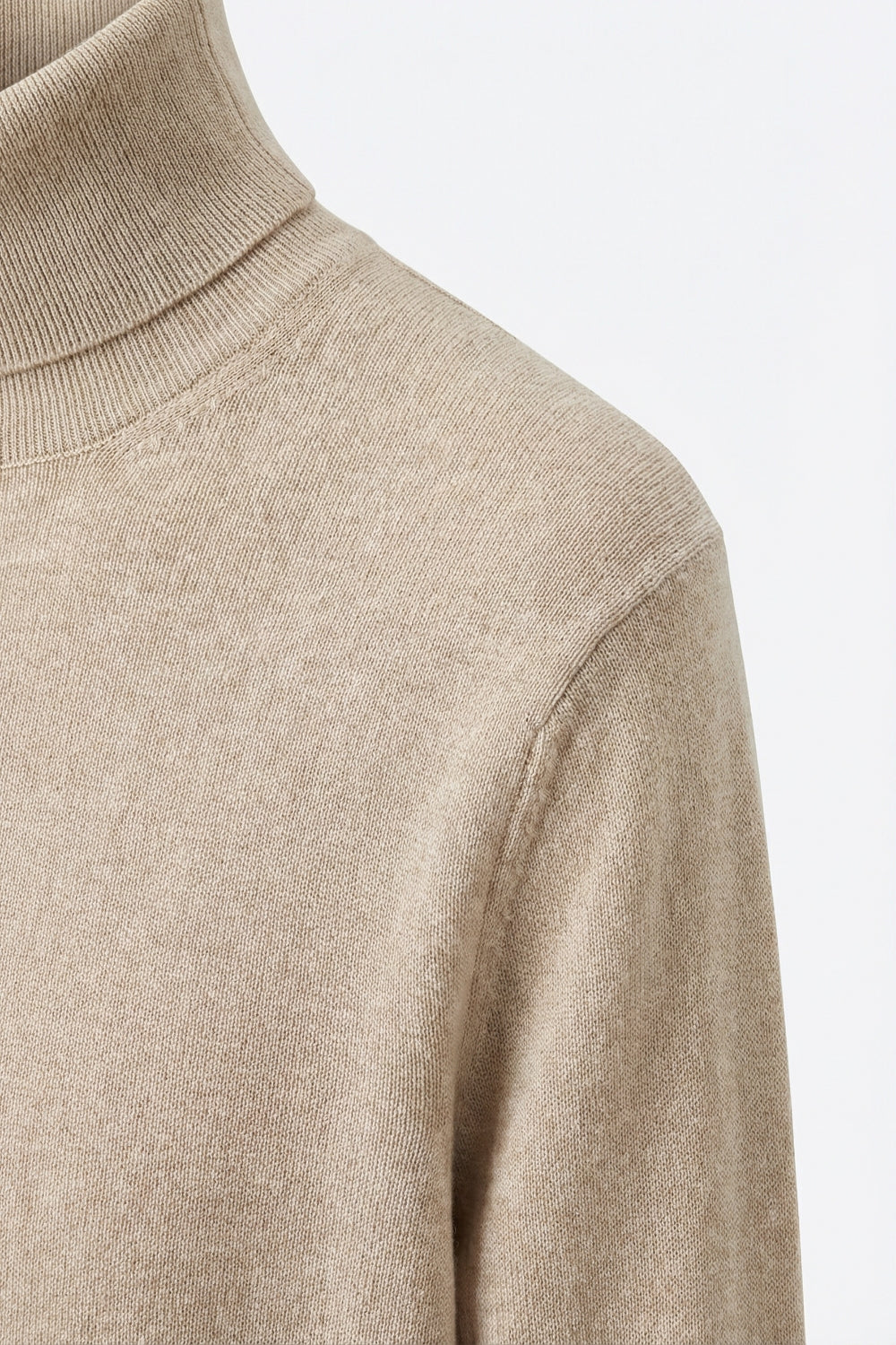 Pull à col roulé beige en maille fine de laine mérinos