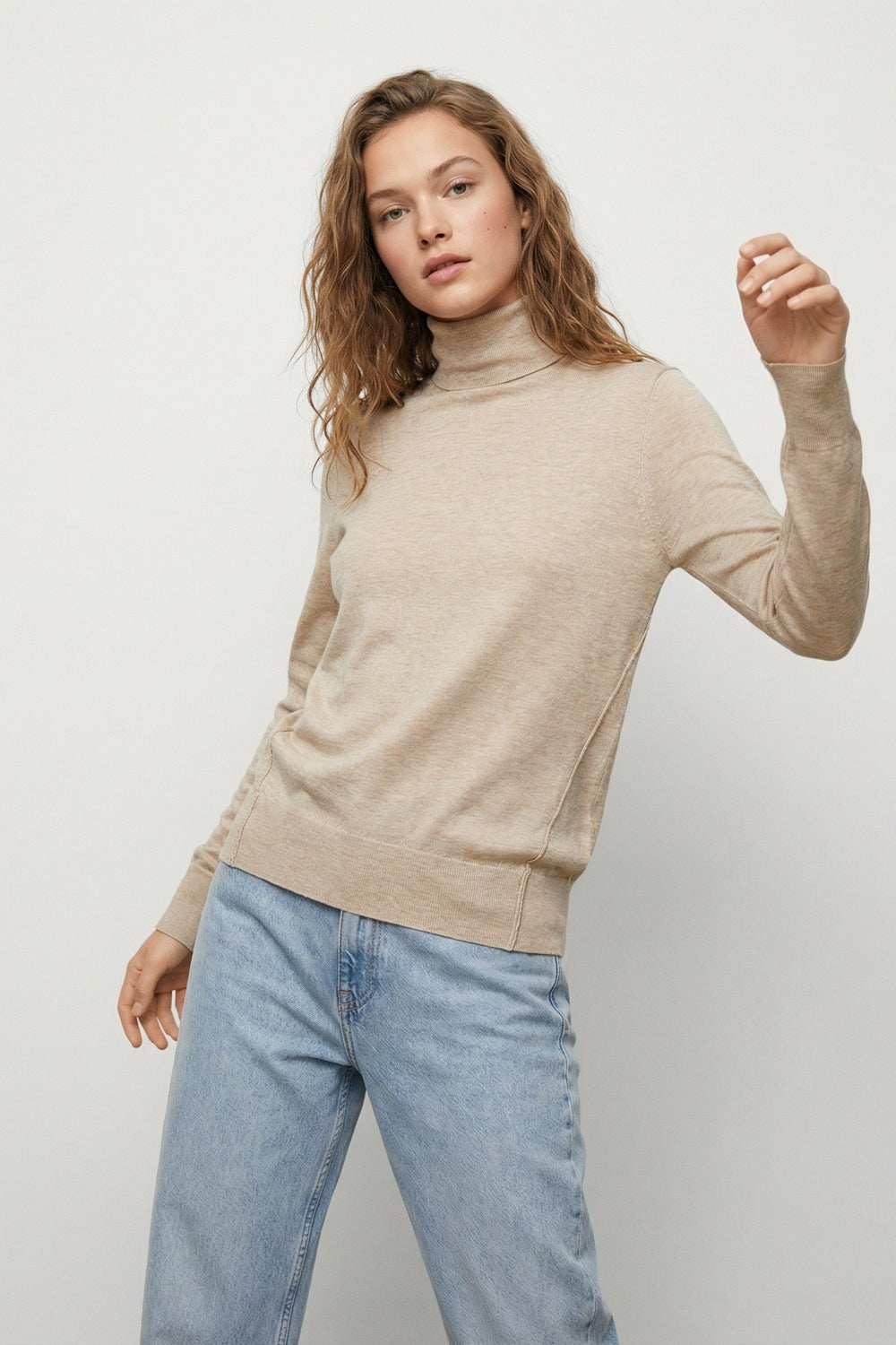 Pull à col roulé beige en maille fine de laine mérinos