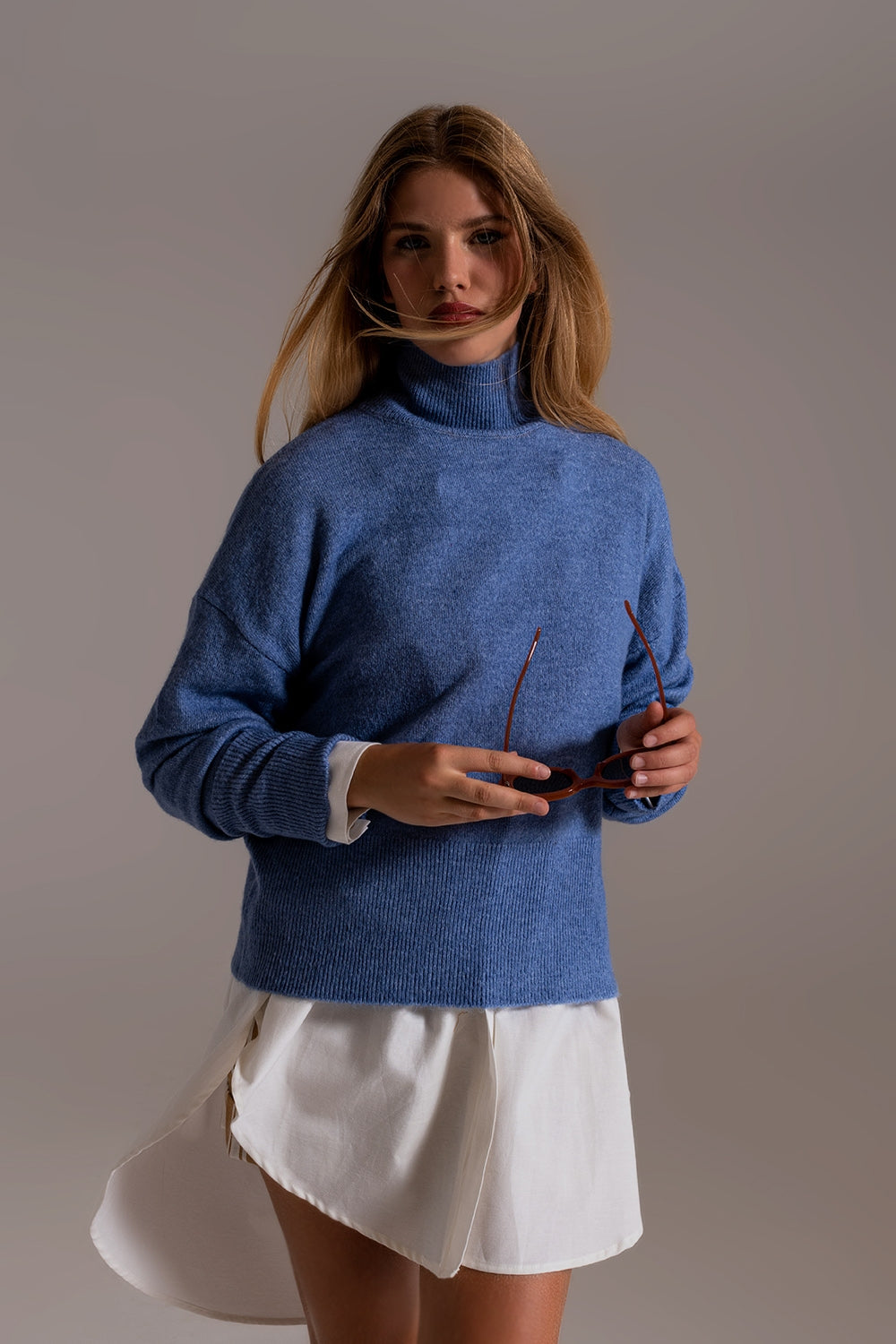 Pull à col roulé bleu dans un tissu tricoté doux