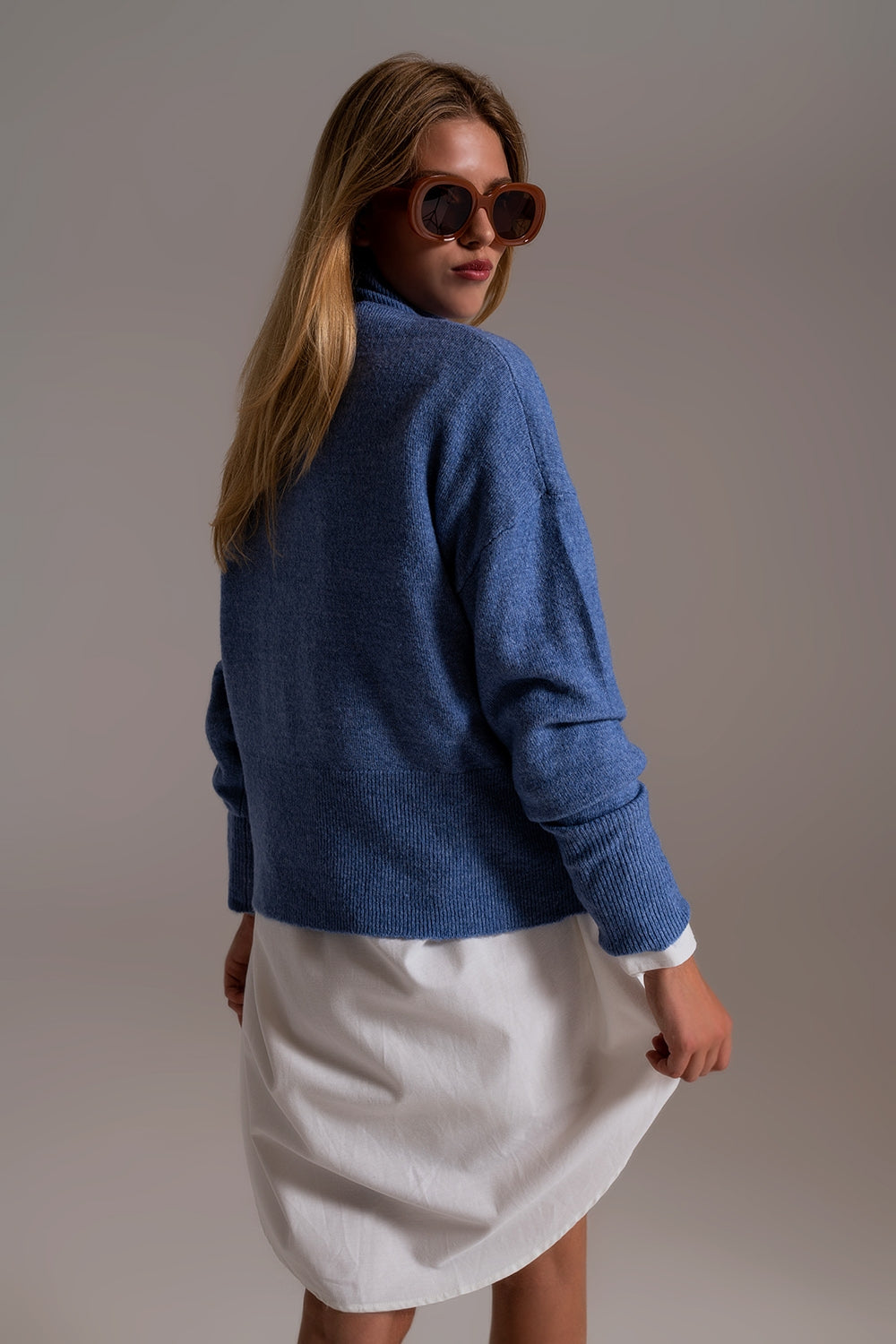 Pull à col roulé bleu dans un tissu tricoté doux