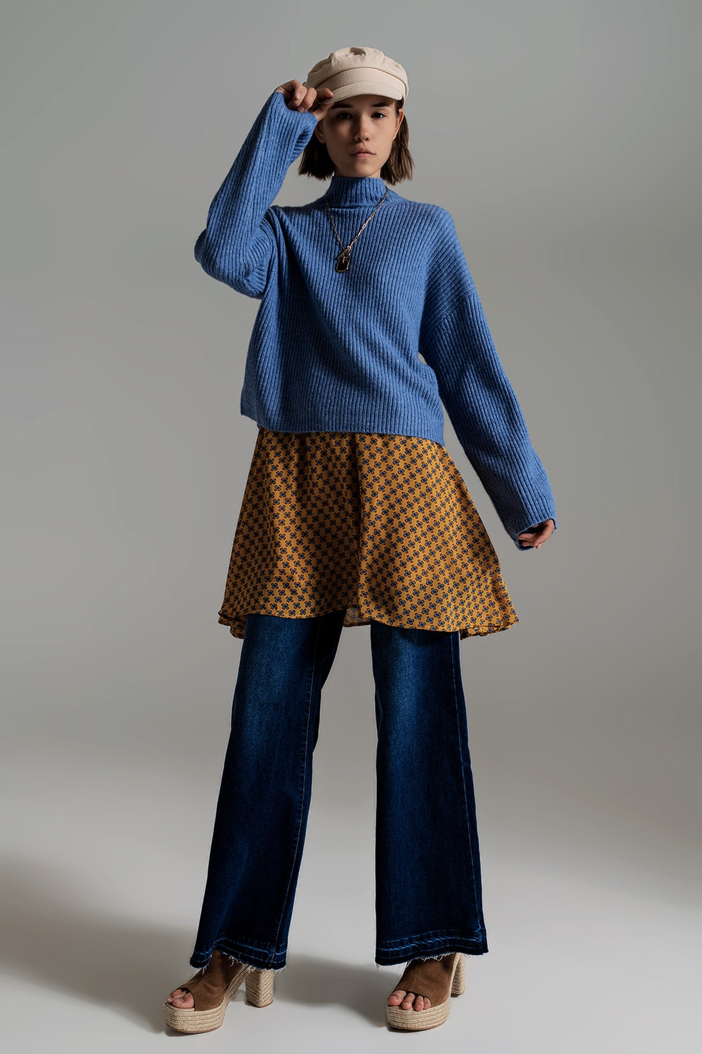 Pull à col roulé bleu doux et côtelé