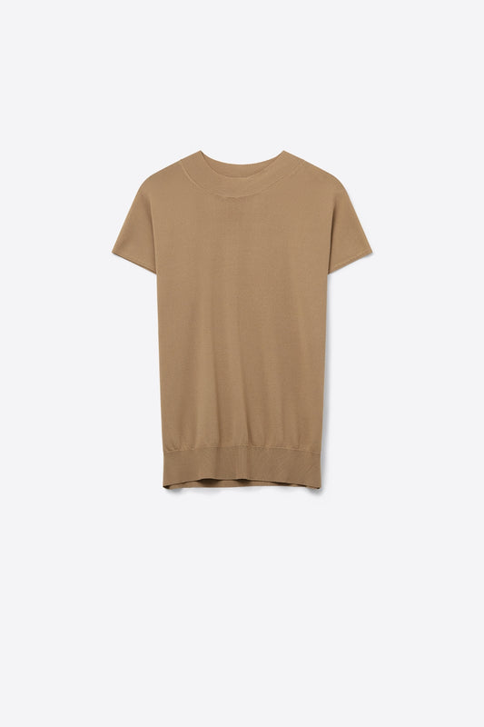 Q2 Pull à col roulé camel avec manches courtes ajustées