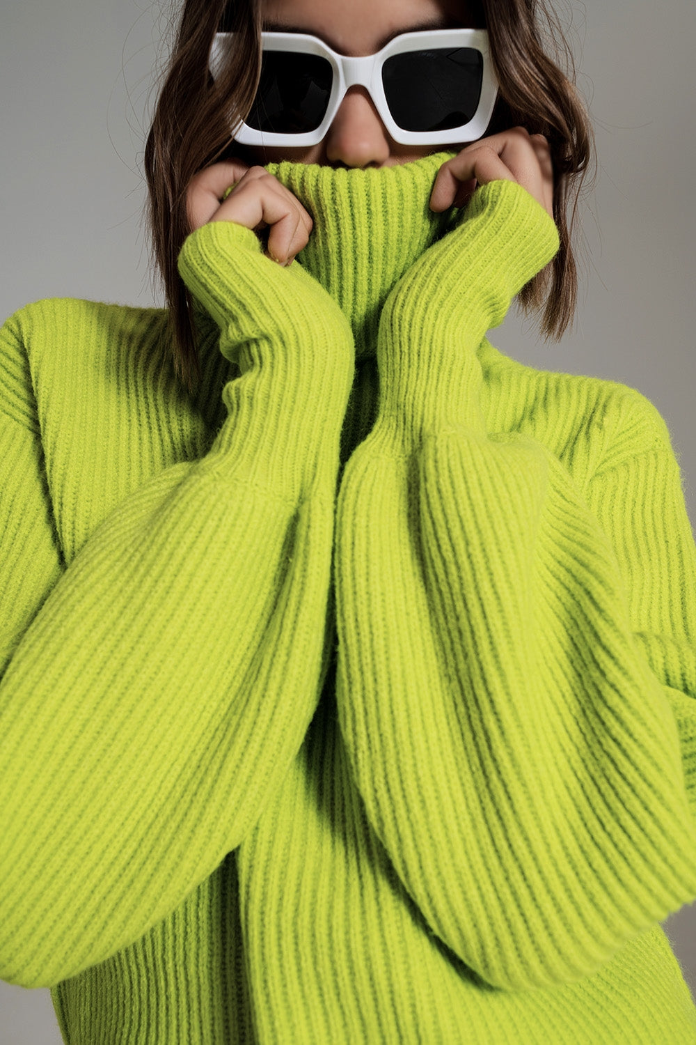 pull à col roulé en tricot côtelé vert avec manches ballon