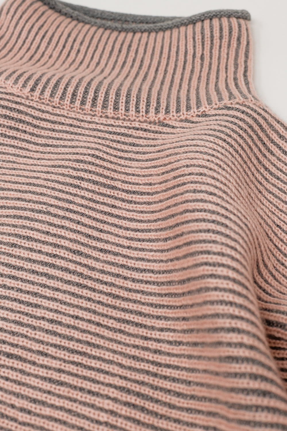 Pull à col roulé rayé rose et gris