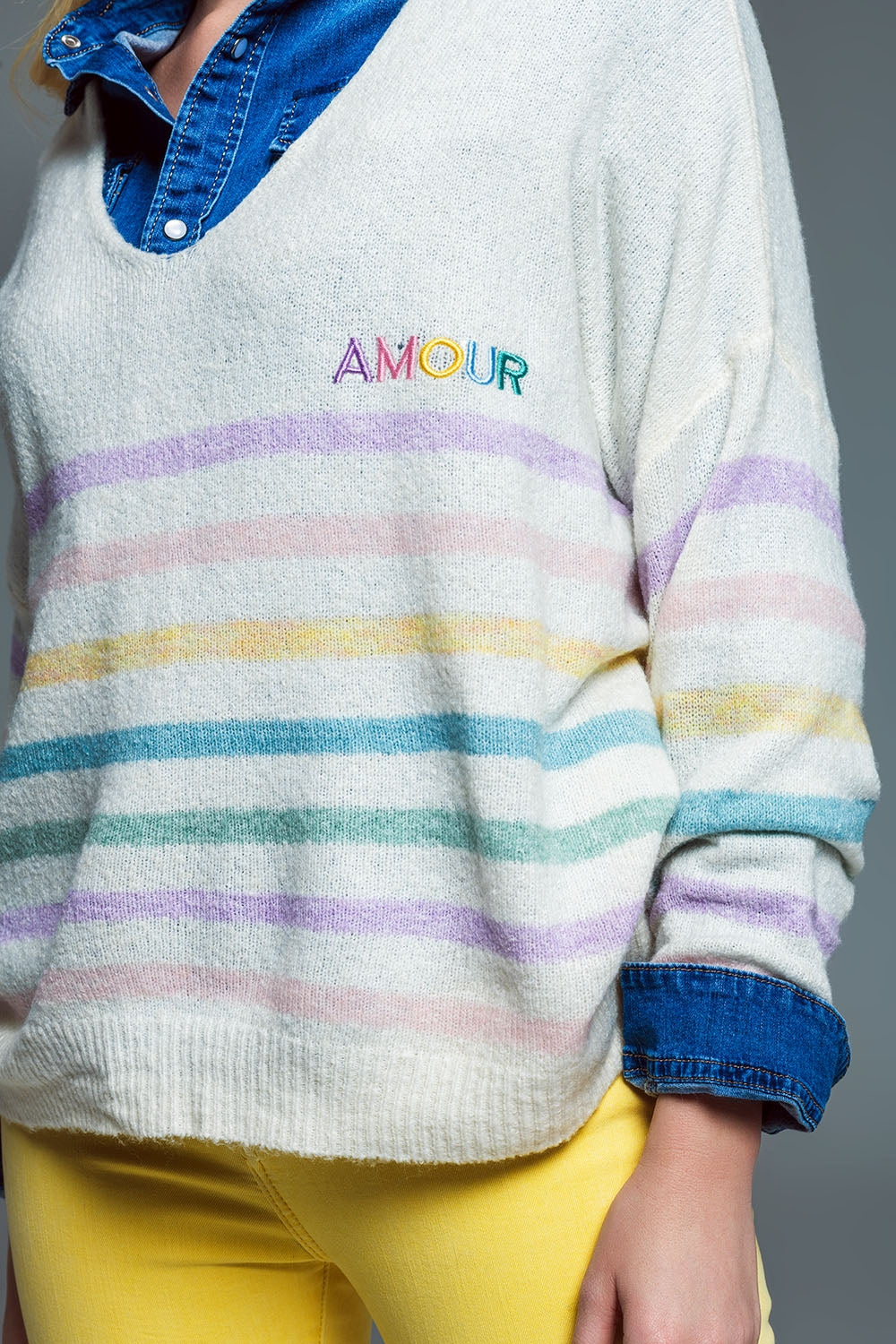 Pull à col V profond avec rayures en couleurs pastel et broderie Amour