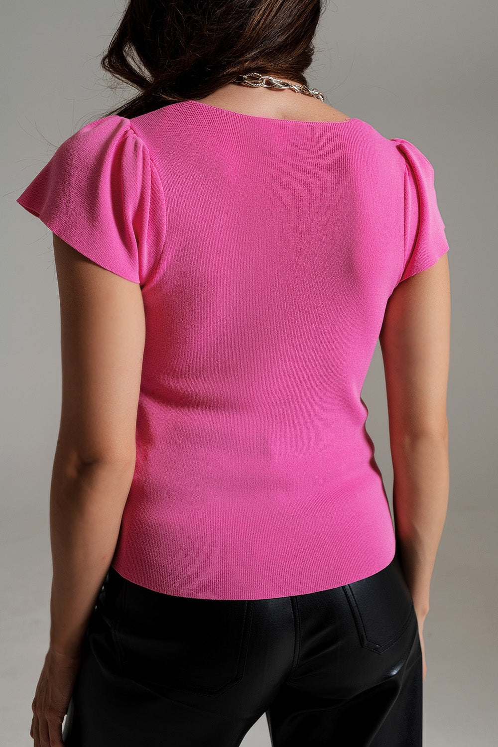 Pull à collier carrée et manches bouffantes en rose