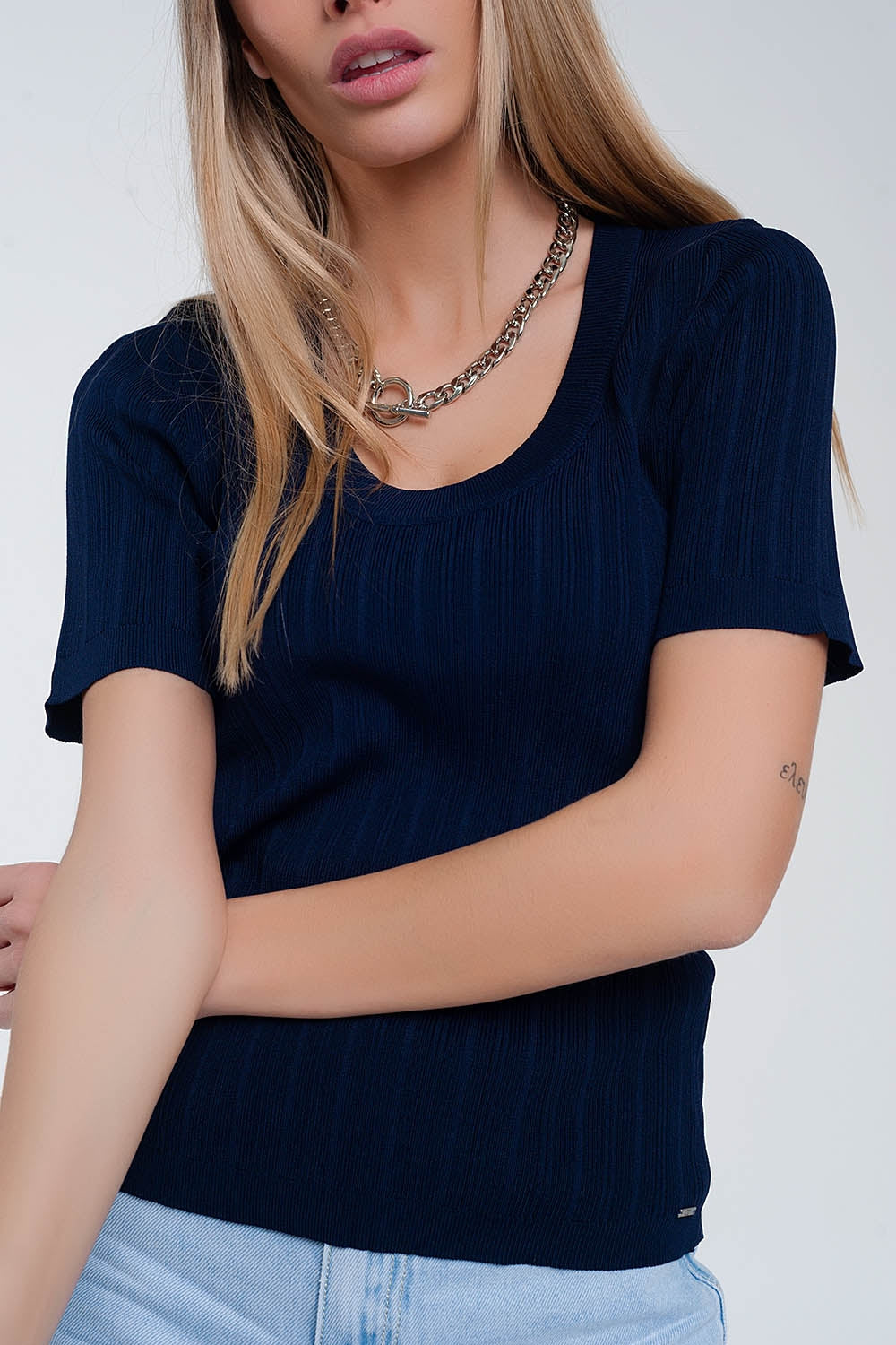 Pull à manches courtes avec encolure dégagée bleu marine