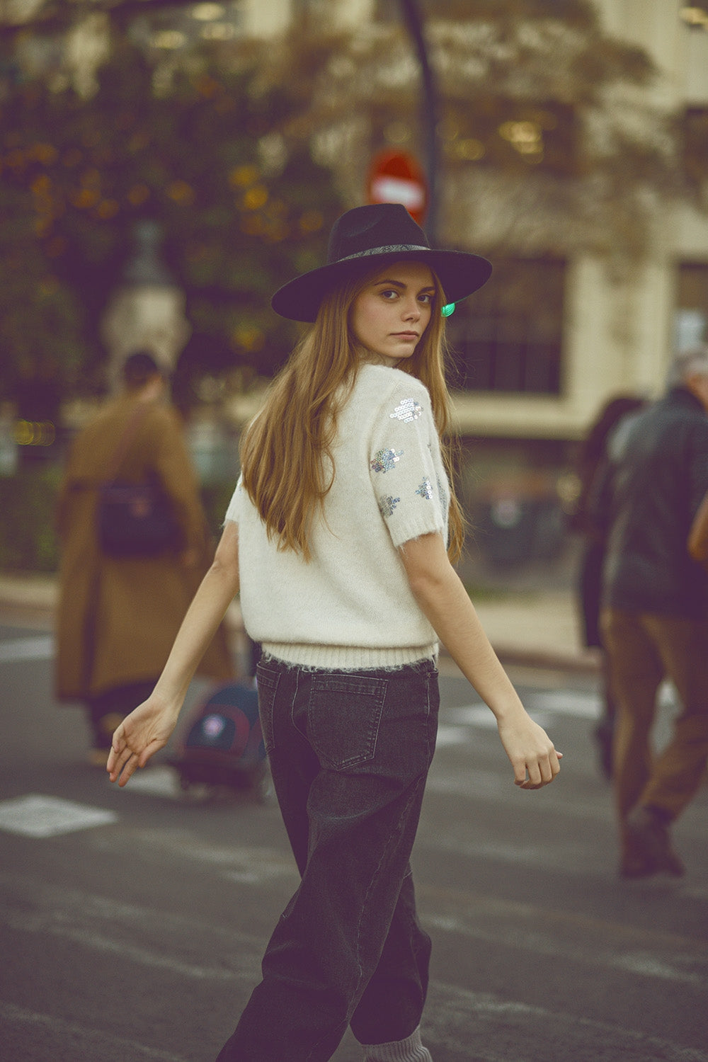 Pull à manches courtes crème avec ornements en paillettes