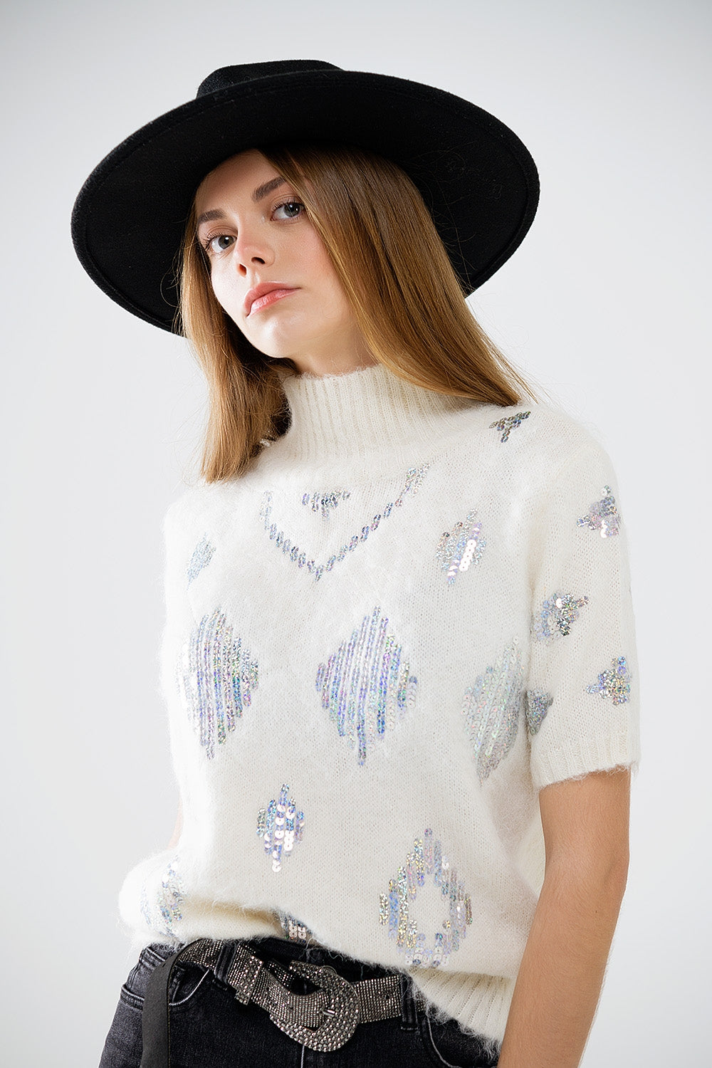 Pull à manches courtes crème avec ornements en paillettes