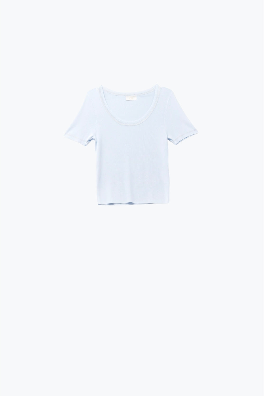 Q2 Pull à manches courtes en bleu ciel avec couture argentée au niveau du col rond