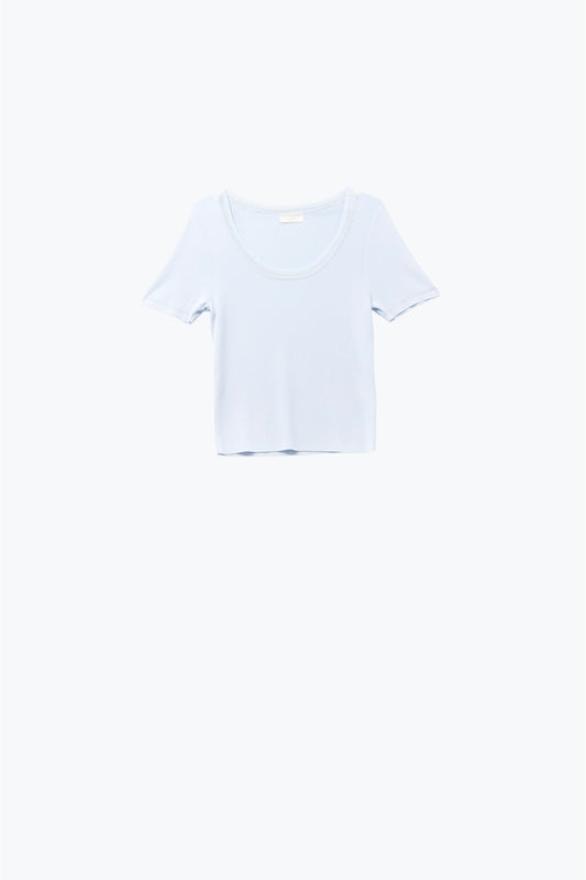 Q2 Pull à manches courtes en bleu ciel avec couture argentée au niveau du col rond