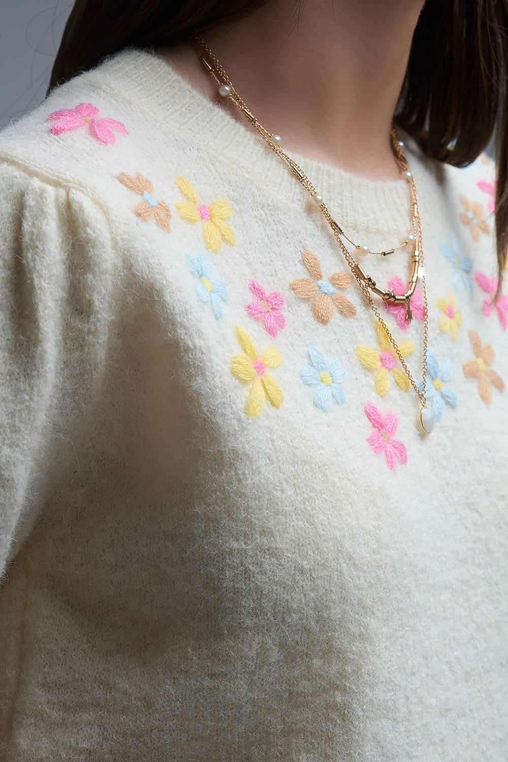 Pull à manches courtes en grosse maille crème avec fleurs brodées de couleur pastel