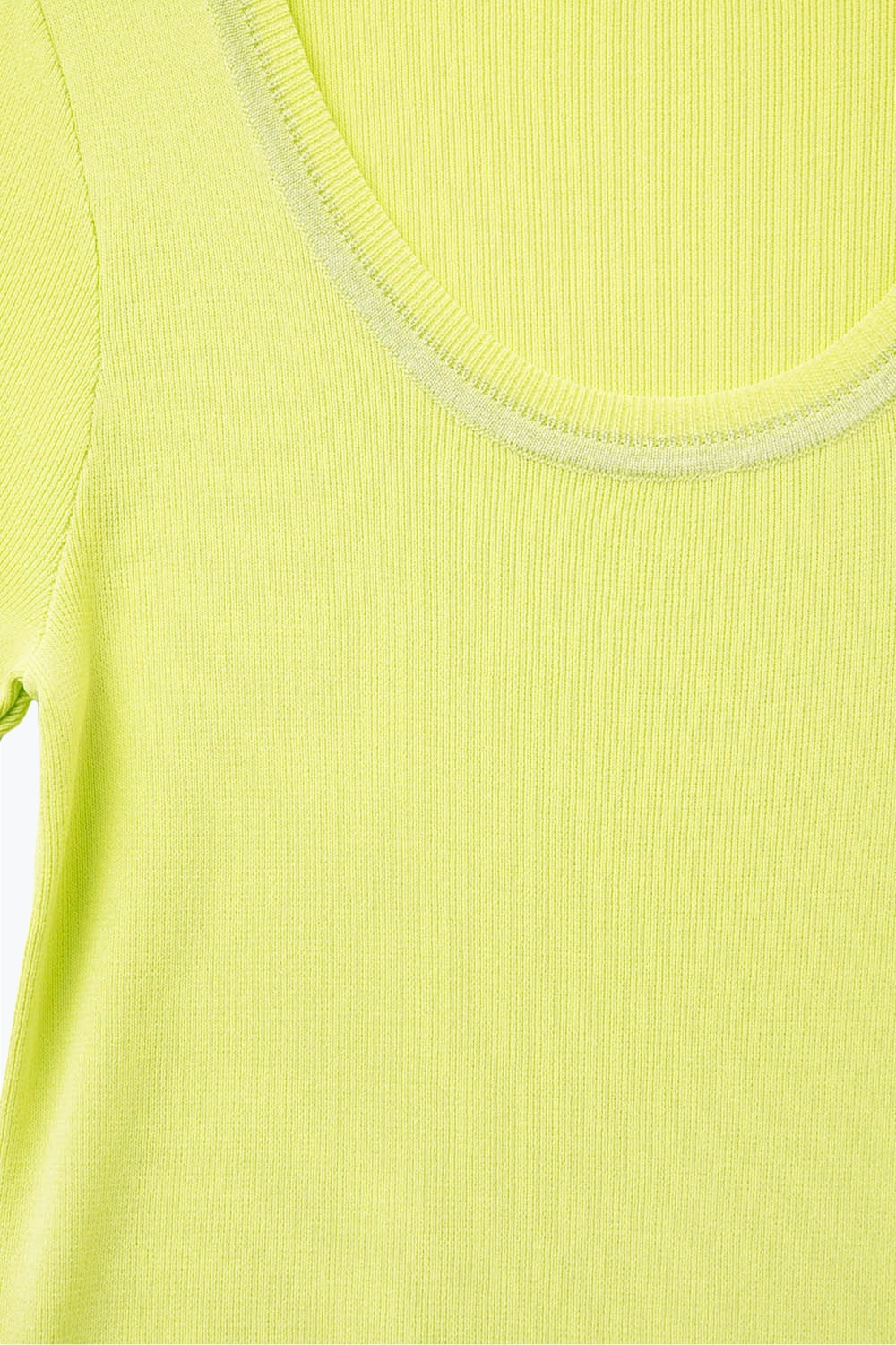 Pull à manches courtes en jaune avec couture argentée au niveau du col rond