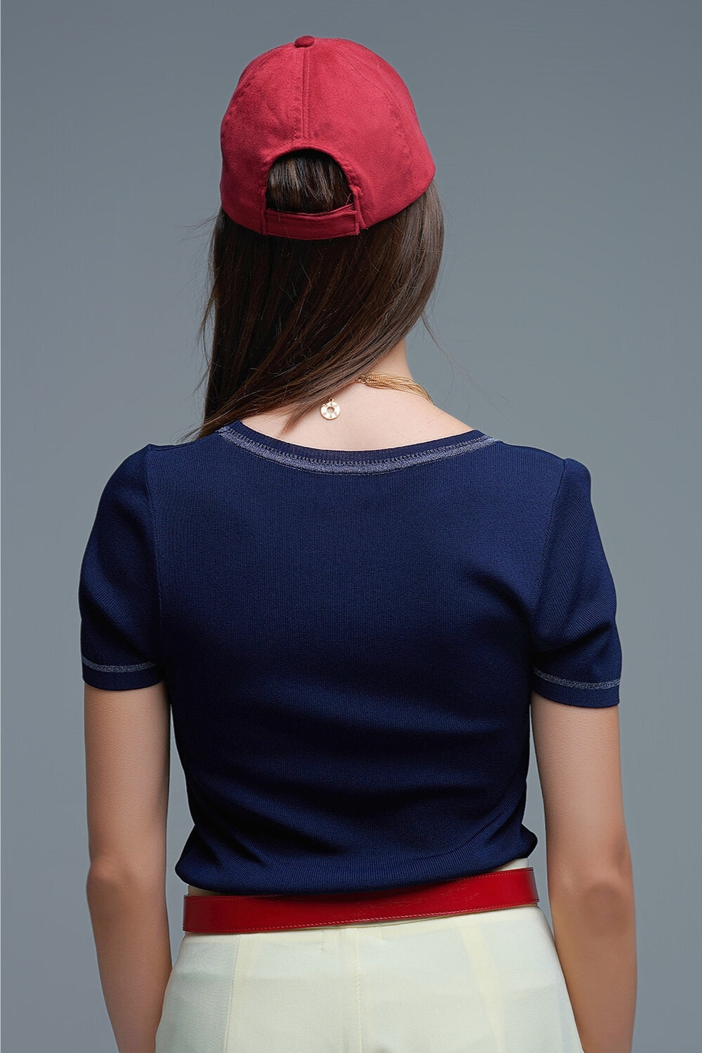 Pull à manches courtes en marine avec coutures argentées au niveau du col rond