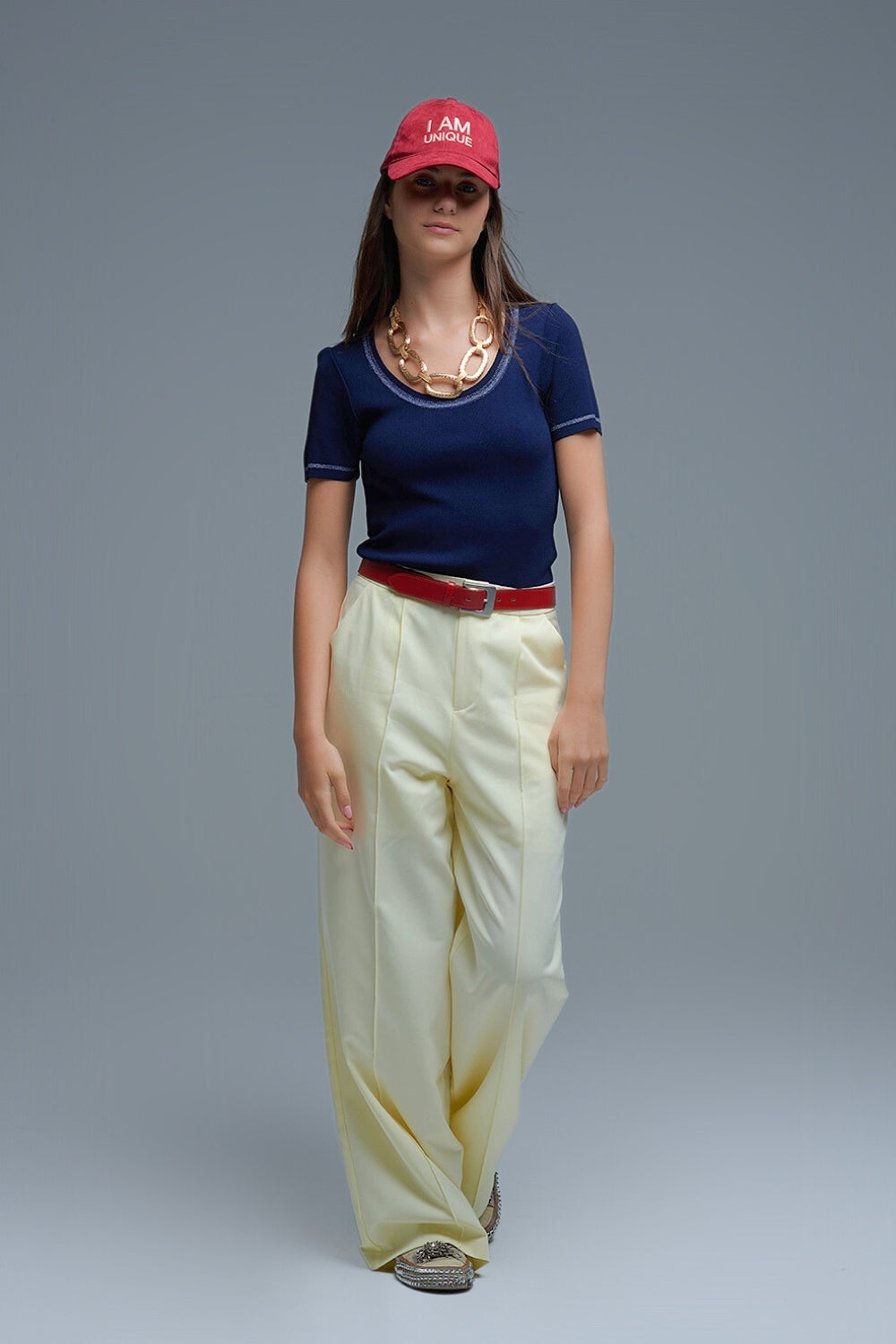 Pull à manches courtes en marine avec coutures argentées au niveau du col rond