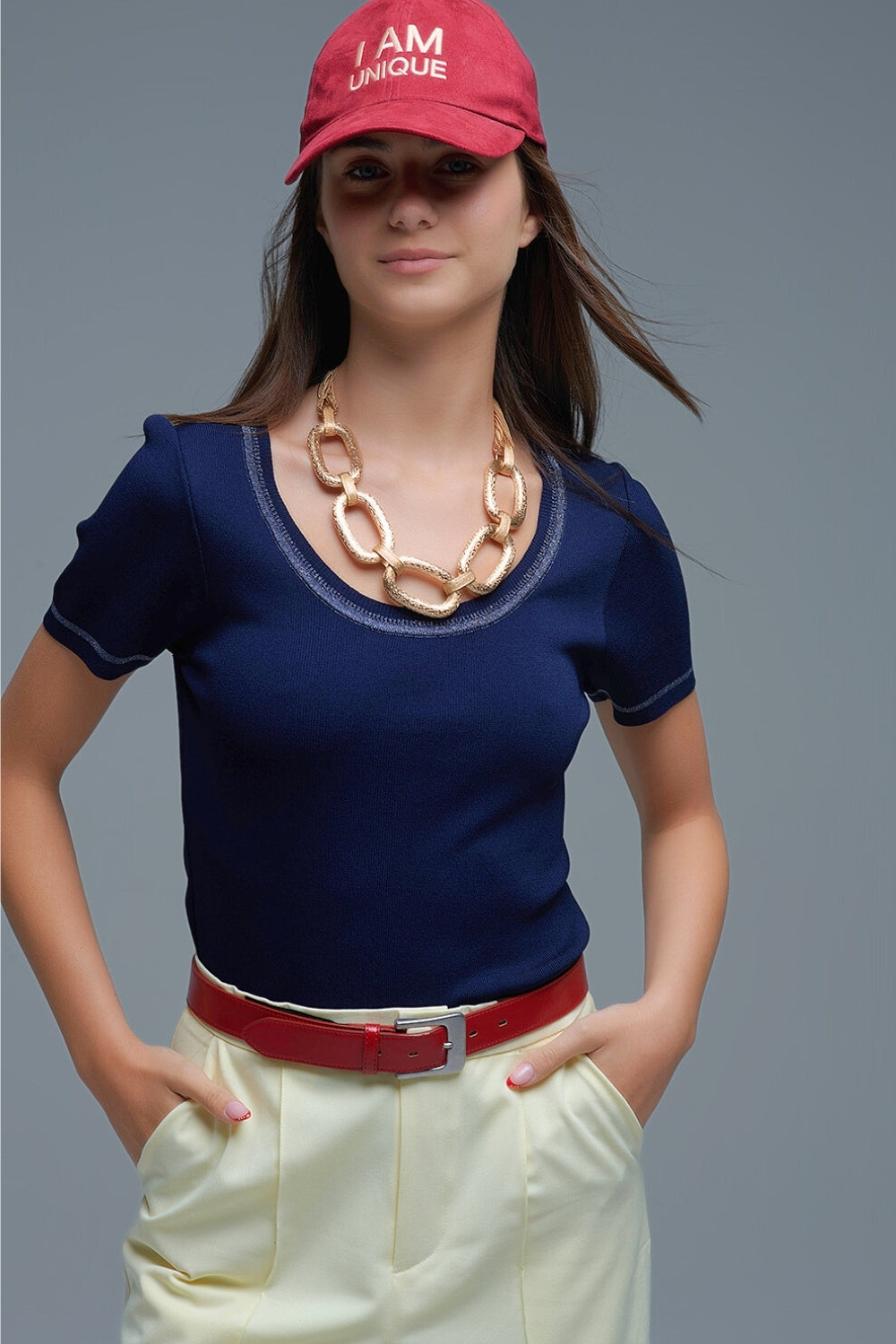 Pull à manches courtes en marine avec coutures argentées au niveau du col rond