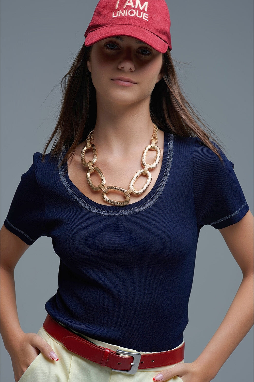 Pull à manches courtes en marine avec coutures argentées au niveau du col rond