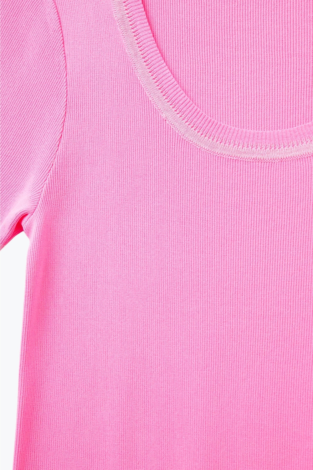 Pull à manches courtes en rose avec couture argentée au niveau du col rond