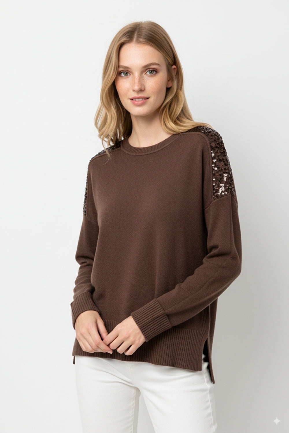 Pull à manches longues marron avec paillettes sur les épaules
