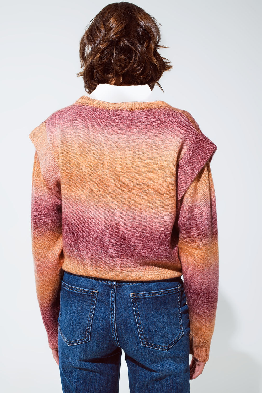 Pull à motif ombré orange et rouge avec col rond et détails des manches