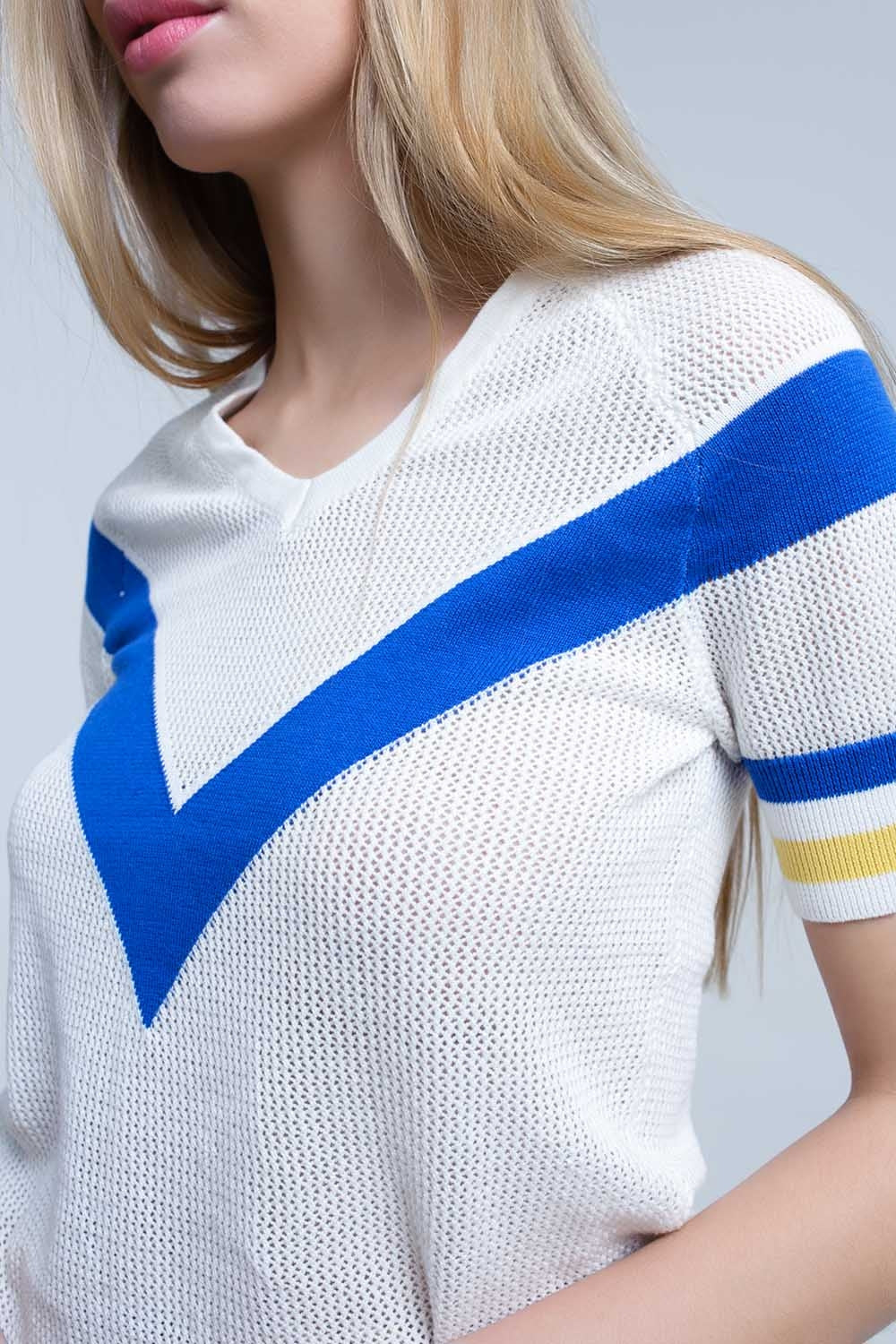 Pull ajouré blanc avec détail bleu