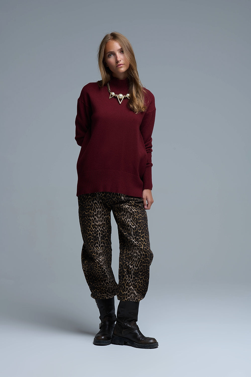 Pull ample bordeaux à dos ouvert