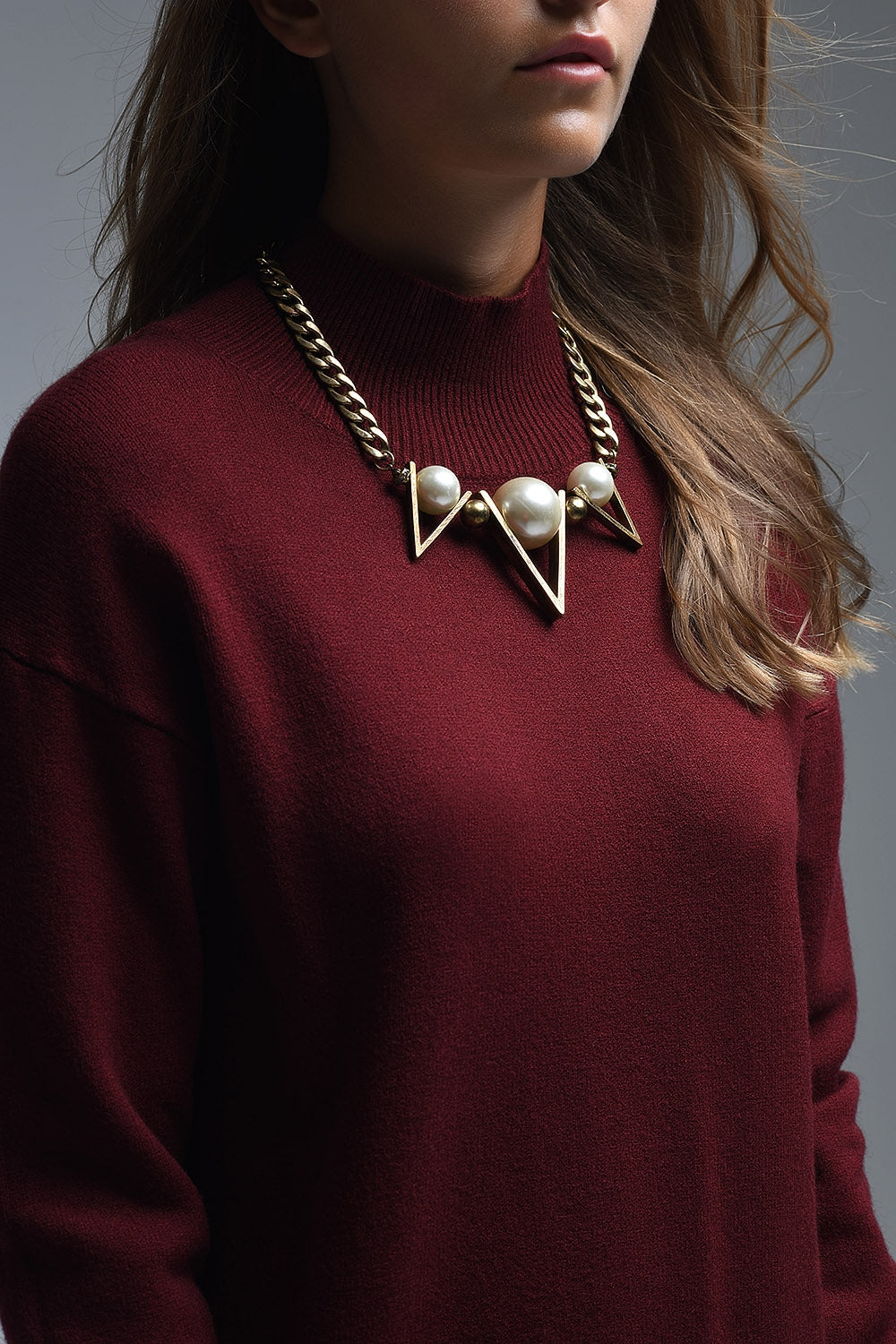 Pull ample bordeaux à dos ouvert