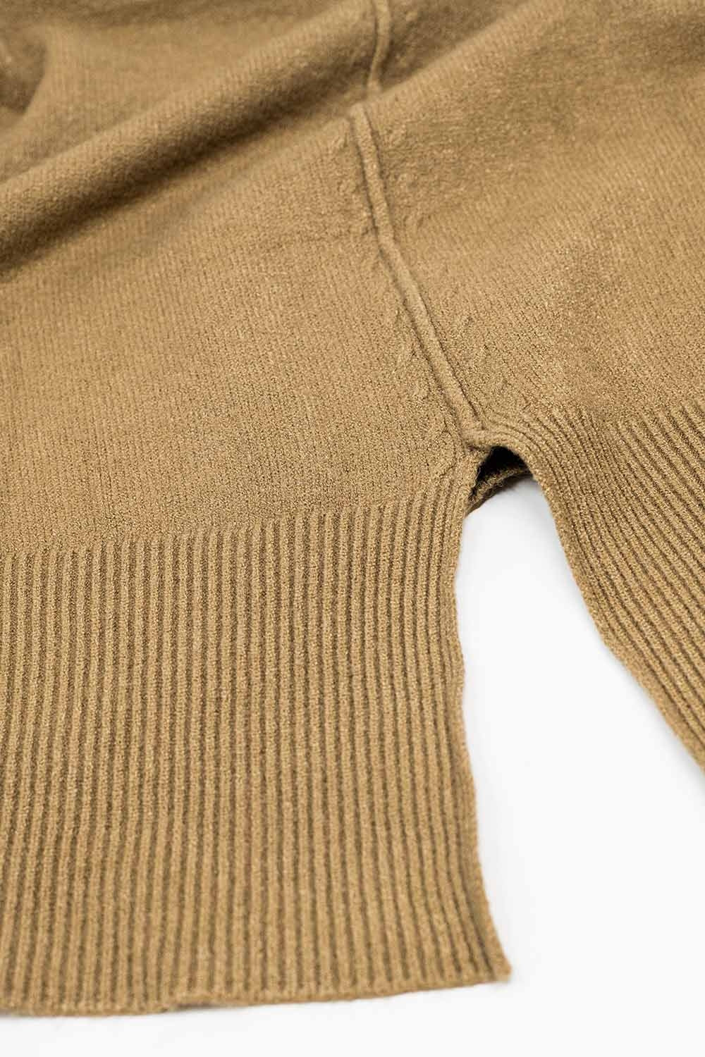 Pull ample camel avec ouverture dans le dos