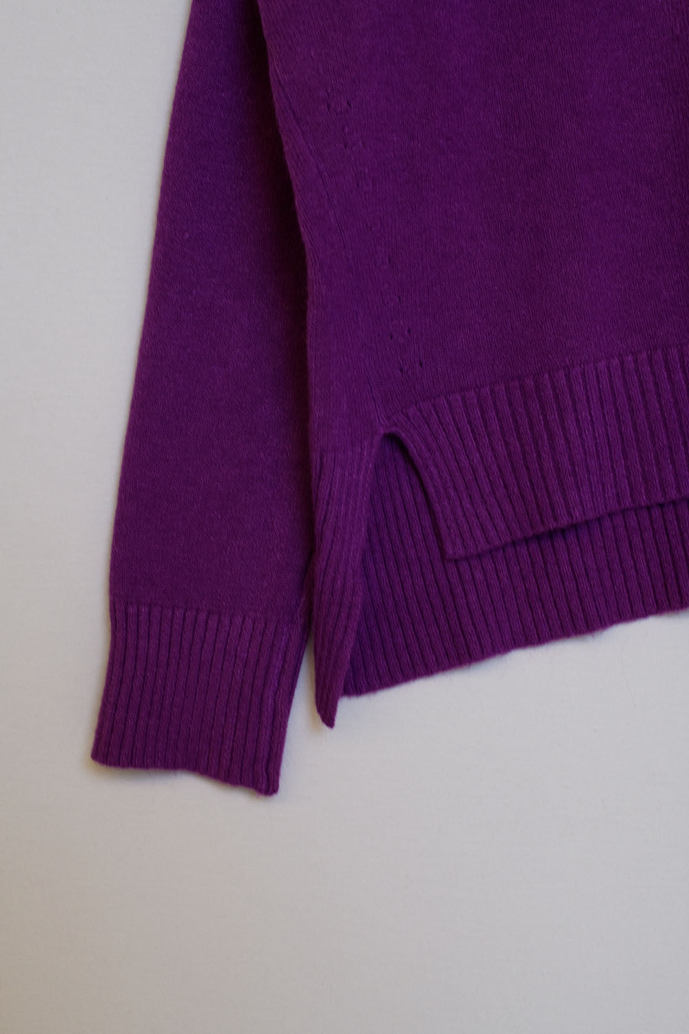 Pull avec col en V violet