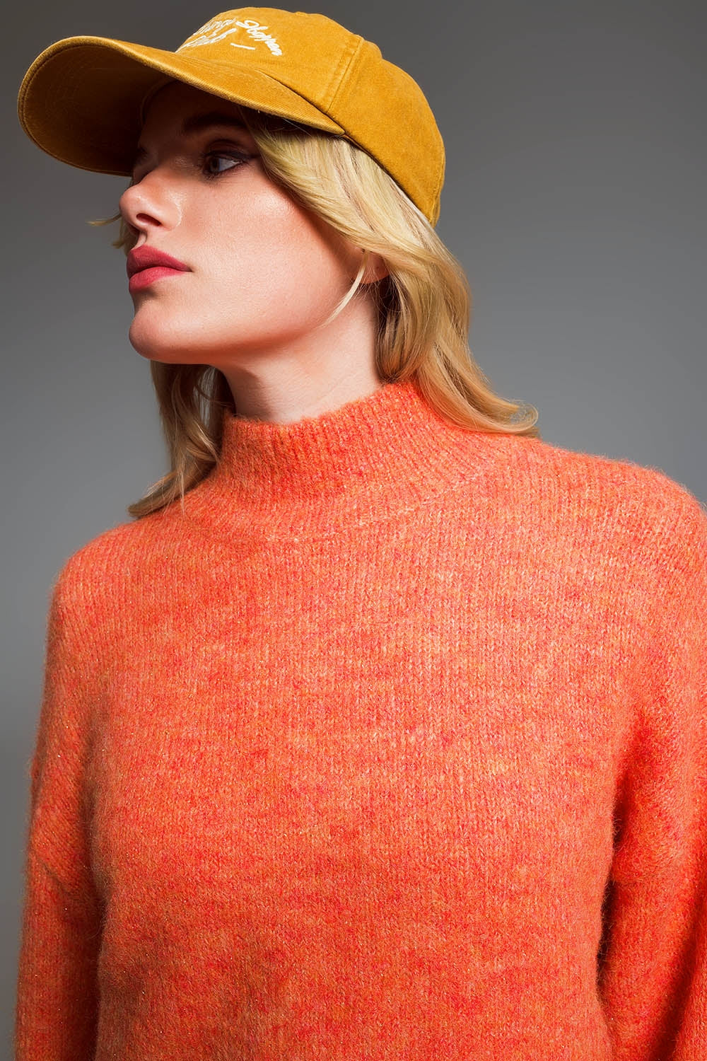 Pull avec collier style cheminée en fil métallique orange